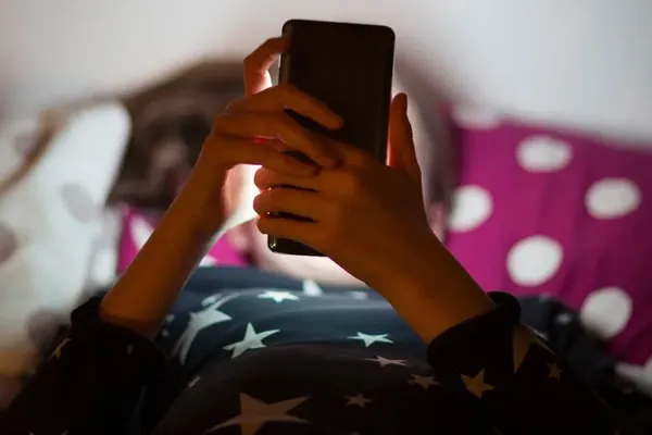 Heavy Social Media Use Linked to Later Teen Symptoms