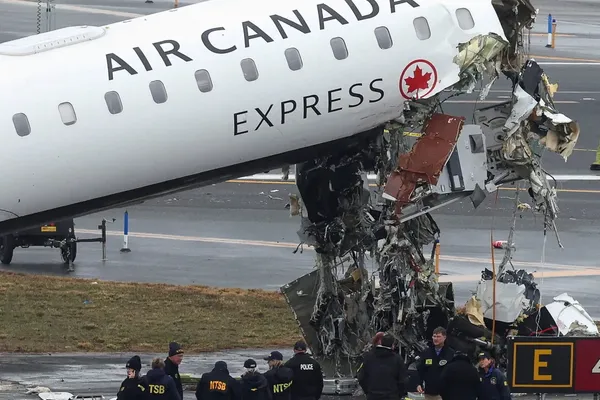 Air Canada LaGuardia Crash Probe Focuses on Warning Delay