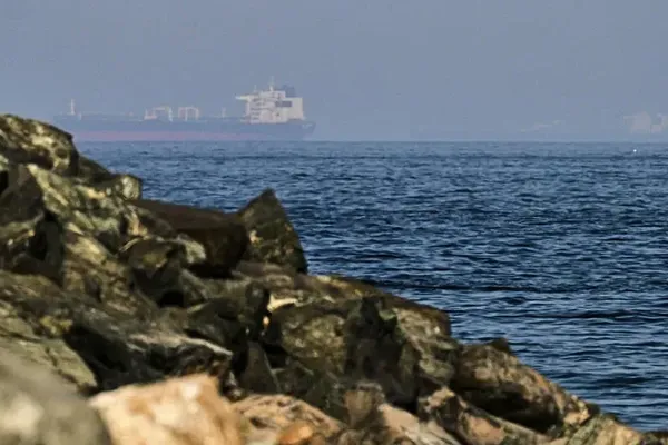 American Forces Strike Iranian Ports Near Strait of Hormuz