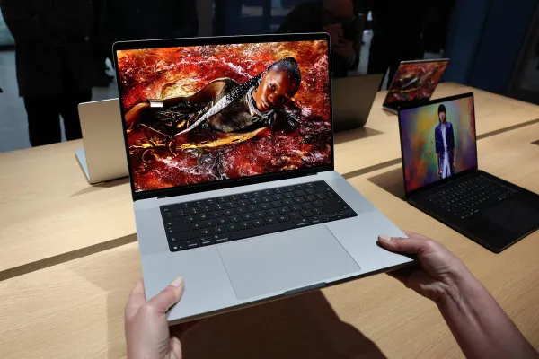 Apple Cuts Prices on MacBook Pro M5 at Retail Stores