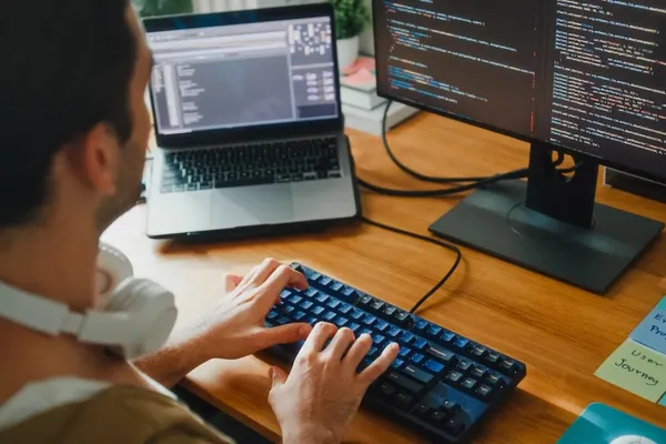 Apple Notifies Users of Dirty Lenses and Coding Jobs Jump