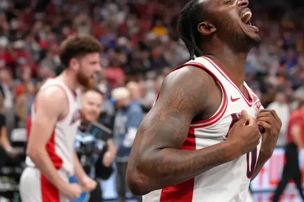 Arizona Defeats Iowa State at Buzzer in Big 12 Semifinal