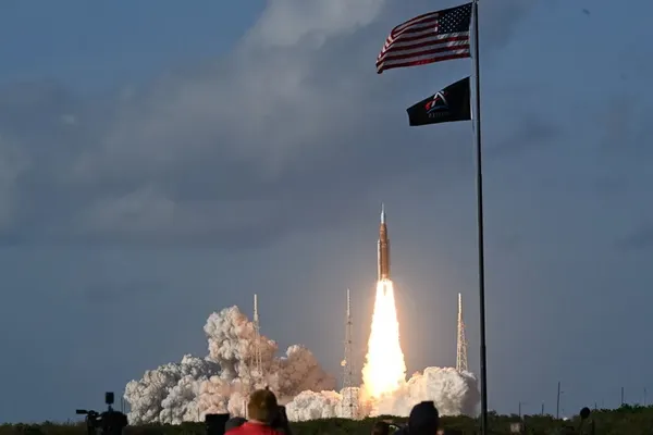 Artemis 2 Rocket Sends Four Astronauts Toward the Moon