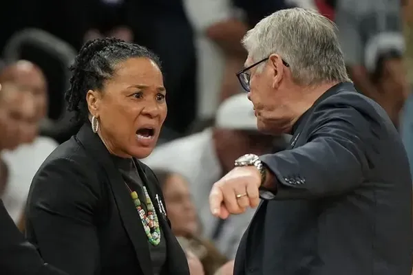 Auriemma Apologizes for Shouting Match with Dawn Staley