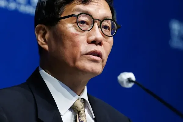 Bank of Korea Governor Warns of Fading Policy Impact