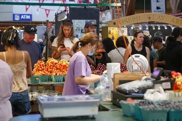 Canadian Retail Sales Defy Looming US Tariff Threats