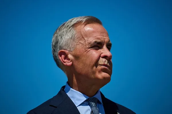 Carney Keeps U.S. Trade Talks Open as Tariff Deadline Nears