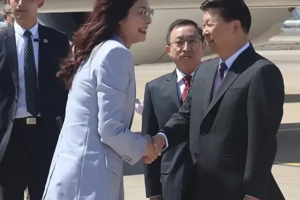 Cheng Li-wun Lands in China for Xi Jinping Peace Talks