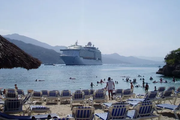 Cruise Lines and Luxury Resorts Fight for Vacation Budgets