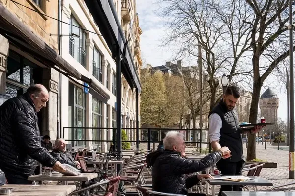 French Business Sinks to 14-Month Low on Services Slump