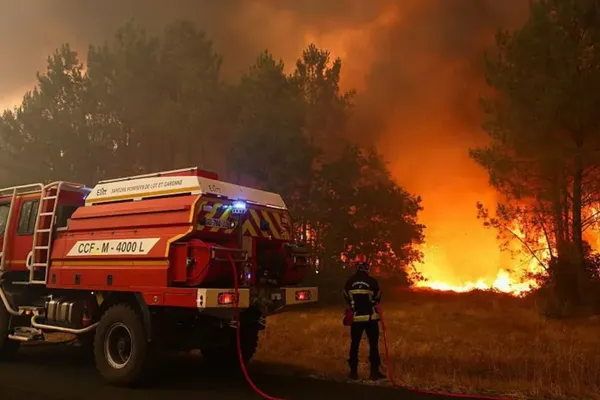 Gironde Wildfire Forces 20,000 Evacuations Near Arcachon Bay