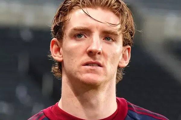 Howe Rejects Shearer and Keane Attacks on Anthony Gordon