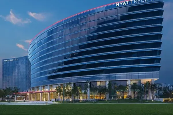 Hyatt Links Executive Pay to Direct Booking Targets
