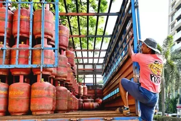 India LPG Crisis Disrupts Tech Hubs and Urban Food Chains