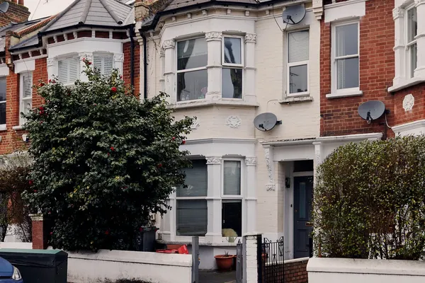 Living Rooms Vanish as London Rentals Sacrifice Shared Space