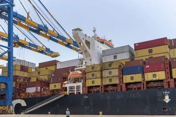 Iran Sea Mines Choke Global Trade Routes and Push Oil Toward 100