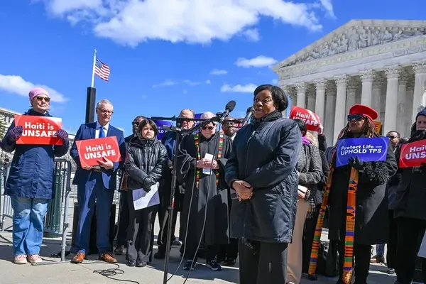 Justices Evaluate Trump Effort to Rescind Migrant Protections