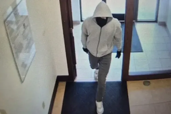 Kentucky Police Hunt Masked Gunman in Fatal Bank Robbery