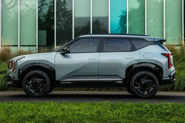 Kia Brings Hybrid Seltos and All-Electric EV3 to New York
