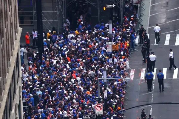Knicks Fans Crowd Canyon of Heroes for Title Parade
