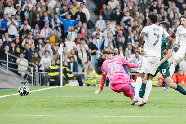Kvaratskhelia Double Sinks Chelsea at Parc des Princes