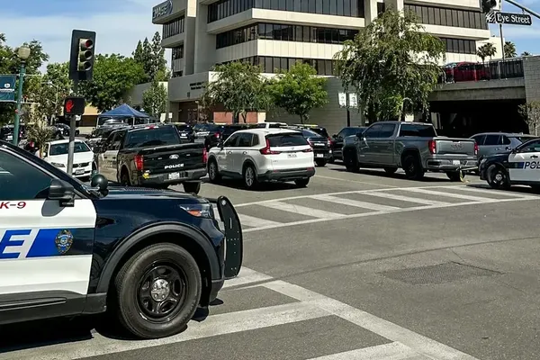 Man With Bomb Takes Hostages at Bakersfield Chase Bank