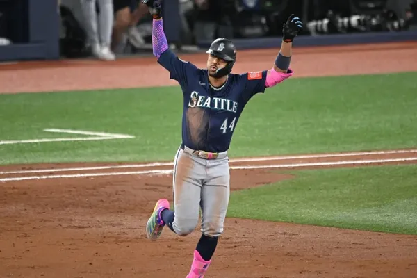 Mariners Battle Guardians in Sunday Night Baseball Clash