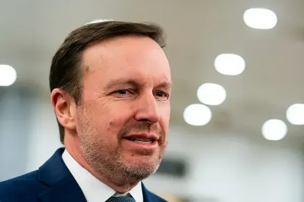 Murphy Calls Trump Iran Targets Clear War Crimes