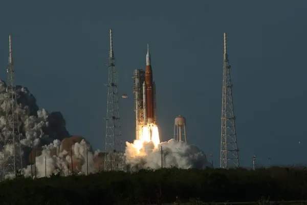 NASA Astronauts Fly Toward Moon for First Time Since 1972