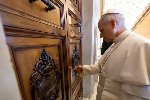 Pope Leo XIV Occupies Renovated Apostolic Palace Apartment