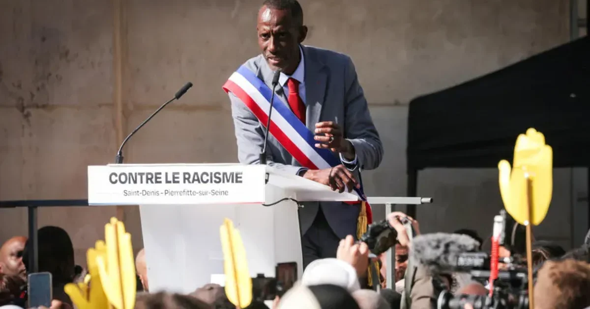 Protesters Defend Black Paris Mayor Against Racist Attacks
