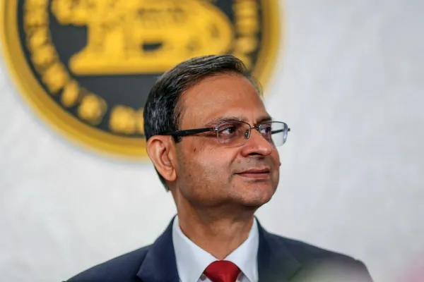 RBI Forces Banks to Unwind Short Bets on Falling Rupee