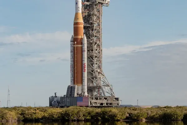 Spectators Gather in Florida for Historic Artemis II Launch
