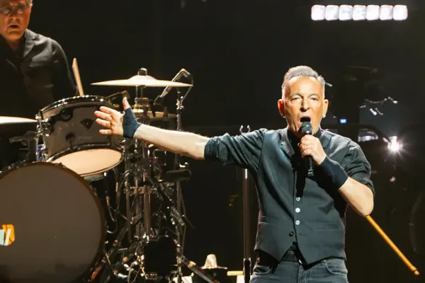 Springsteen Attacks Trump Over Birthright Citizenship Bid