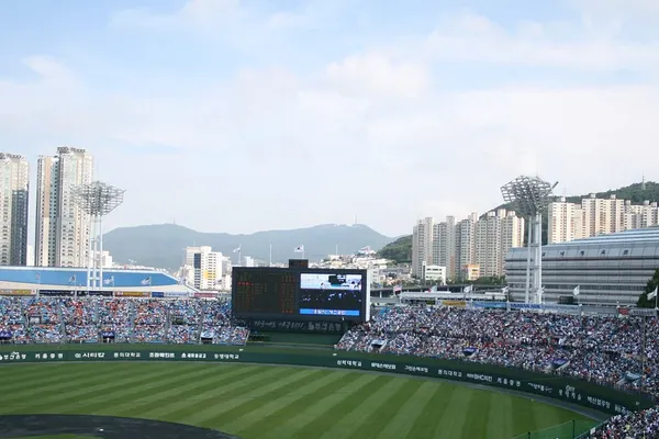 SSG Landers Beat Lotte Giants in 7-6 Busan Thriller