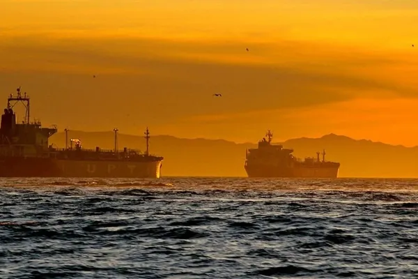 Trump Considers Iran War Exit Despite Closed Strait