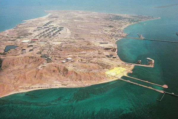 Trump Considers Seizing Iranian Oil Infrastructure