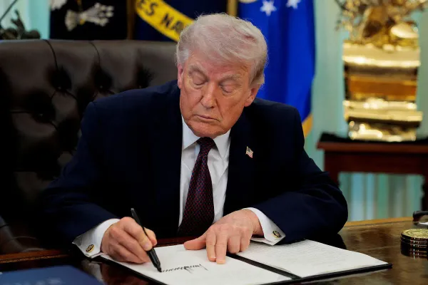 Trump Memo Orders DHS Employee Pay in Shutdown Defiance