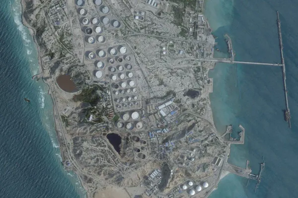 Trump Threatens to Obliterate Iranian Oil Hub