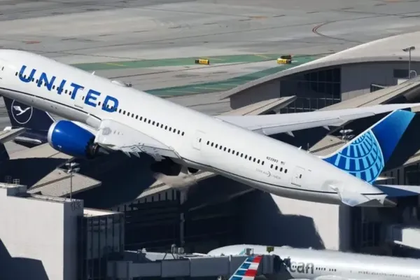 United and Delta Bet on Premium Demand to Offset Fuel