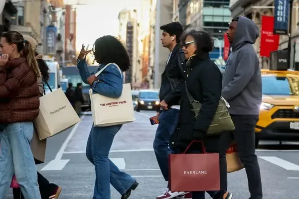US Growth Slumps to 0.7 Percent in Fourth Quarter
