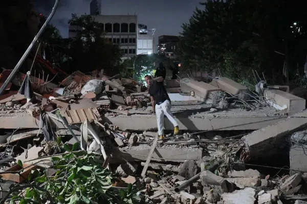 Venezuela Quakes Leave Rescue Crews Racing Through Caracas Rubble