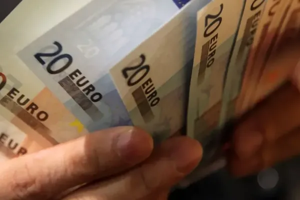 War in Iran Drives Euro Lower and Strains US Debt