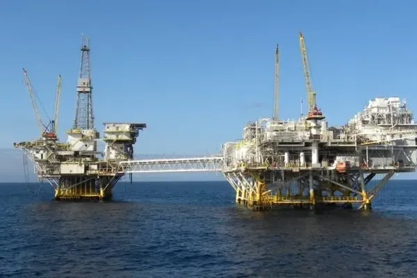 White House Resumes California Oil Drilling to Offset Iran